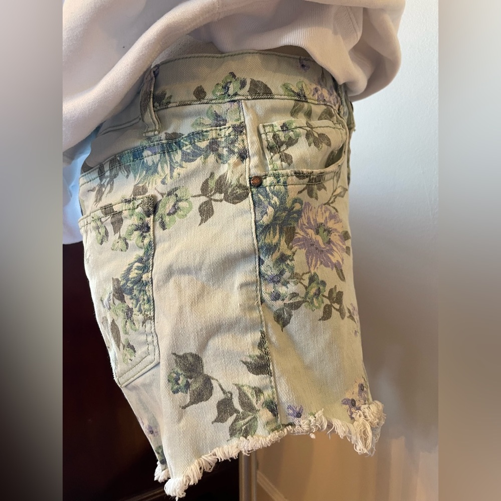 Tinsel Floral Distressed Jean Shorts - Picture 4 of 6